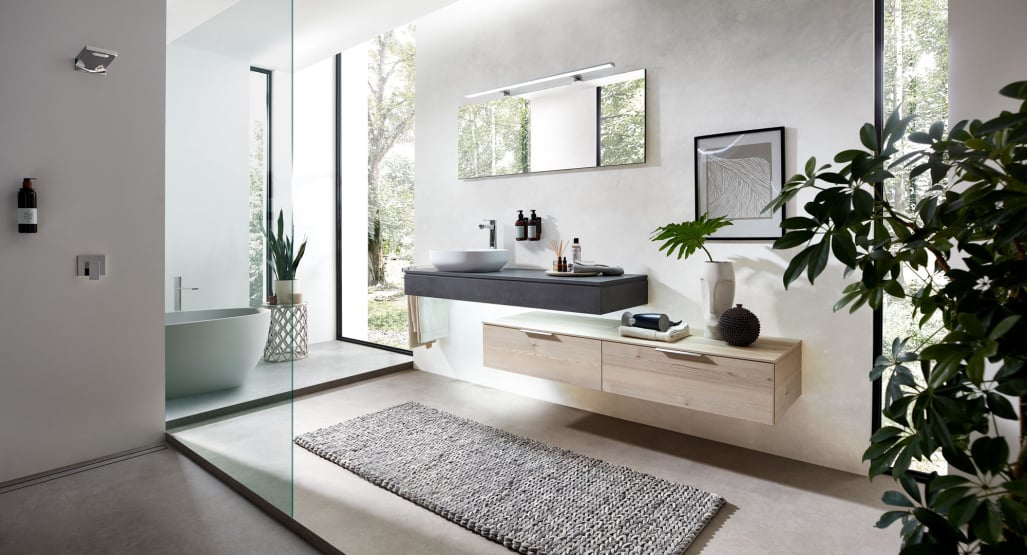 Badezimmer mit Badewanne und Dusche