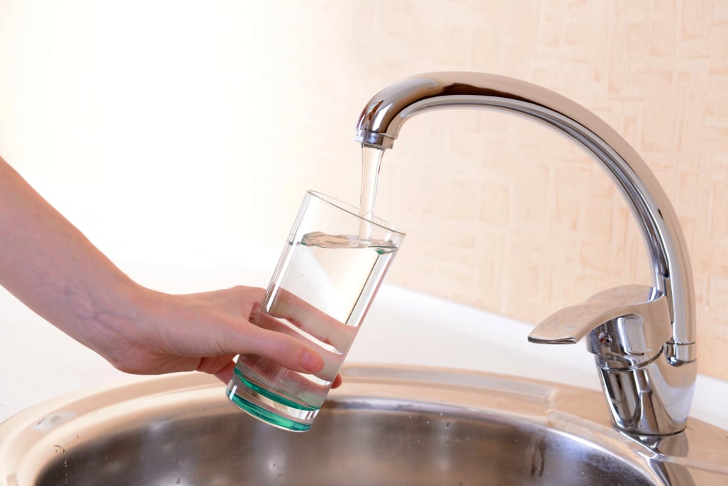 Wasserhahn mit laufenden gefiltertem Wasser